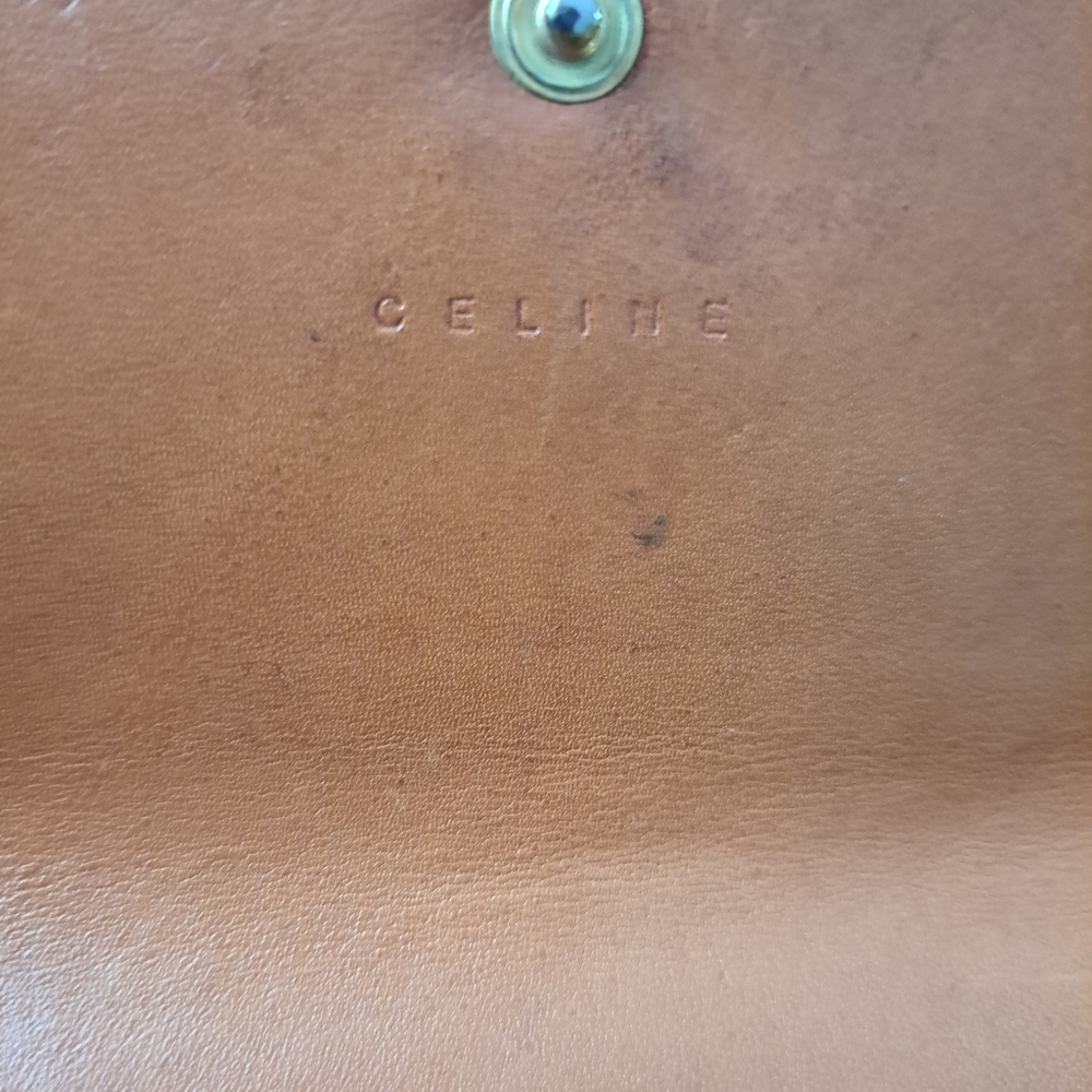 Celine Brown Watch with Elegant Design - Picture 4 of 8